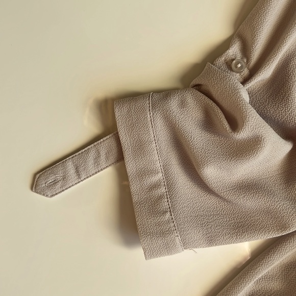 Mandee blouse crepe textured fabric, V-neck, scalloped bottom, 3/4 long - Picture 7 of 11